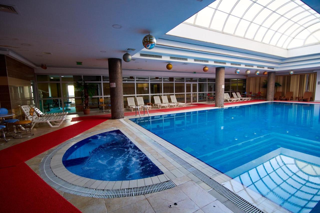 אקטאו Grand Hotel Victory מראה חיצוני תמונה Indoor swimming pool