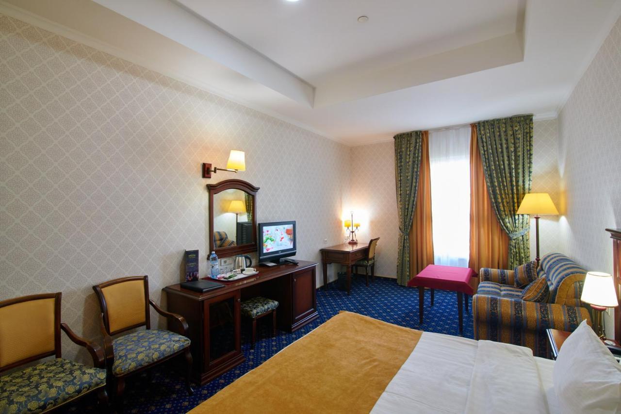 אקטאו Grand Hotel Victory מראה חיצוני תמונה A room at the hotel