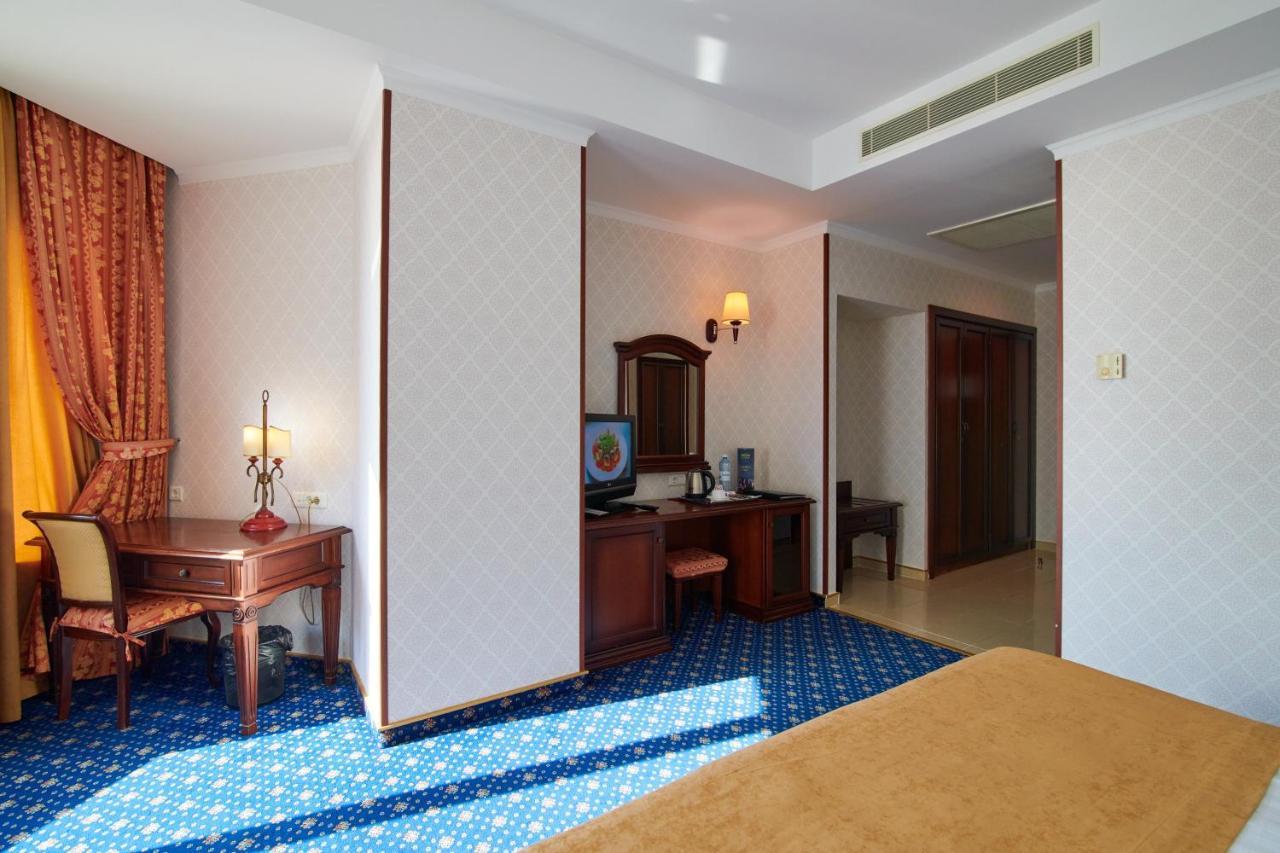 אקטאו Grand Hotel Victory מראה חיצוני תמונה A room at the hotel