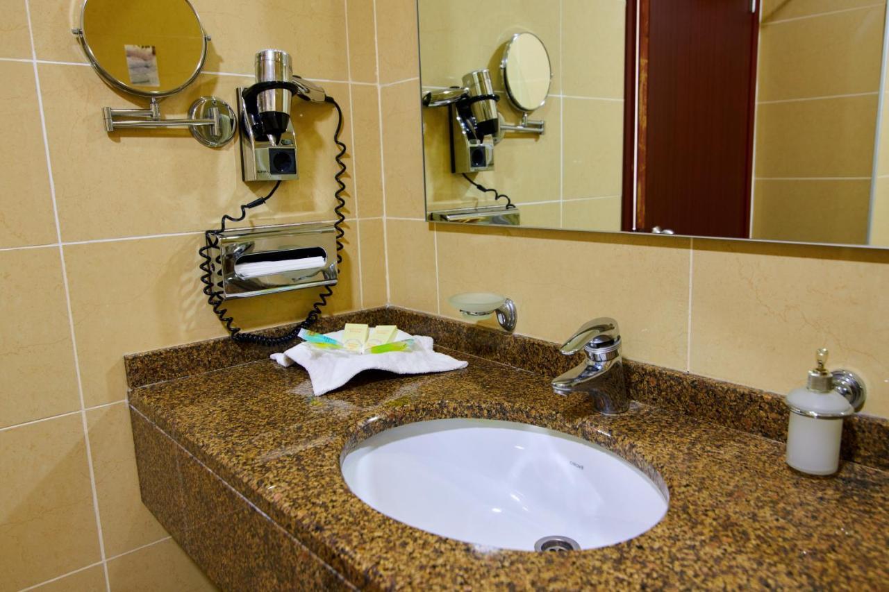אקטאו Grand Hotel Victory מראה חיצוני תמונה Bathroom