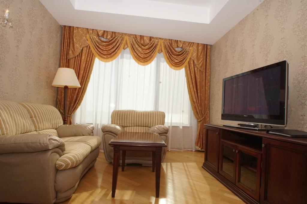 אקטאו Grand Hotel Victory מראה חיצוני תמונה A living room with a television