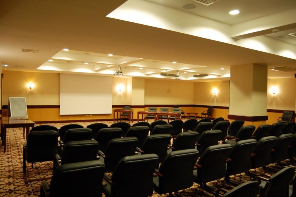 אקטאו Grand Hotel Victory מראה חיצוני תמונה A meeting room at a hotel